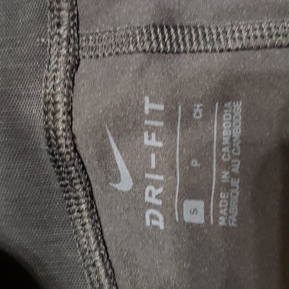 Nike 7/8 running/workout/lounge tights. SUPER flattering and SO comfortable! - Picture 3 of 9